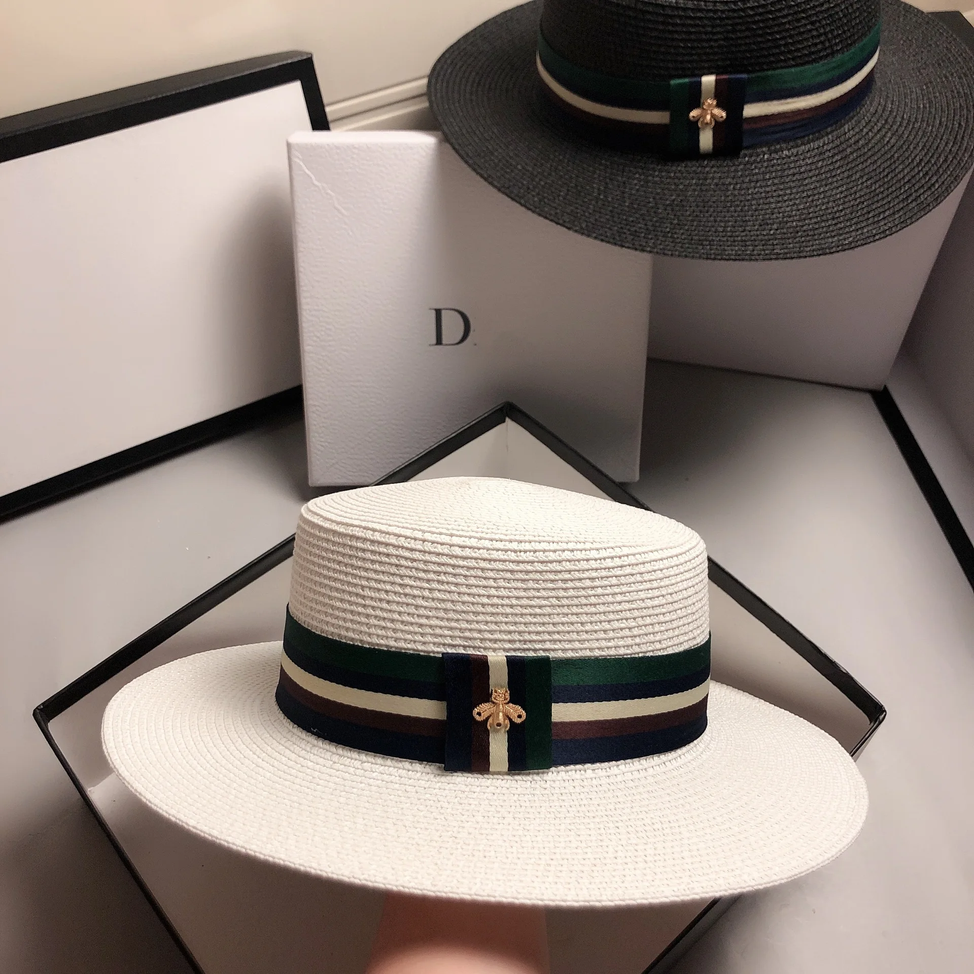 

Korean Chic Outdoor Travel Fedora - Multi-Color Stripes, Bee Detail, Wide Brim Straw Hat, UV Protection & Fashion Flat Top Cap