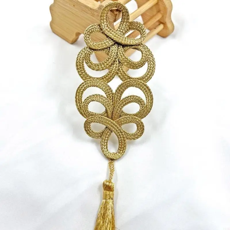 Плетеные цветы сшивают пятна.