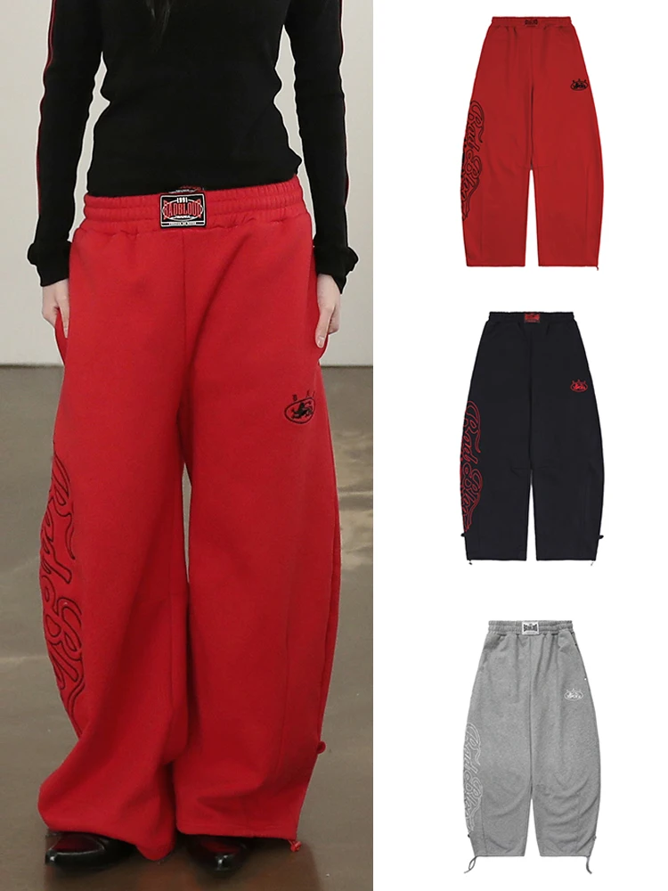 

Ретро-спортивные свободные красные повседневные брюки в американском стиле для женщин: дизайнерские широкие длинные брюки, удобные, дышащие, приятные к телу.