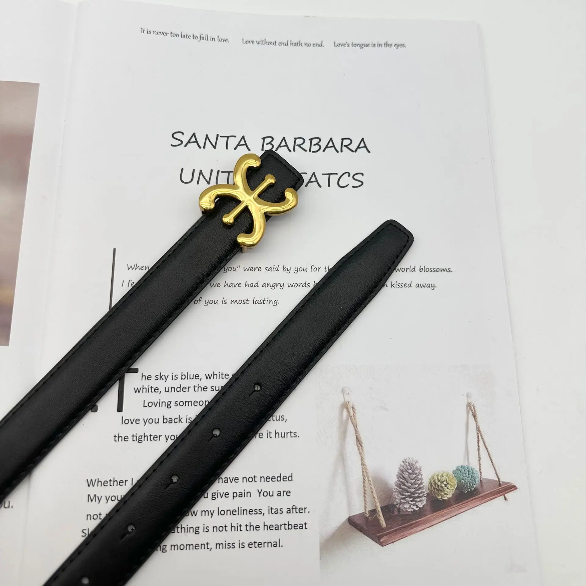 حزام على الطراز الأوروبي والأمريكي 2025 حزام جلد طبيعي جديد للنساء، حزام بإبزيم حروف متعدد الاستخدامات، حزام من قماش الدنيم متوفر في المخزون