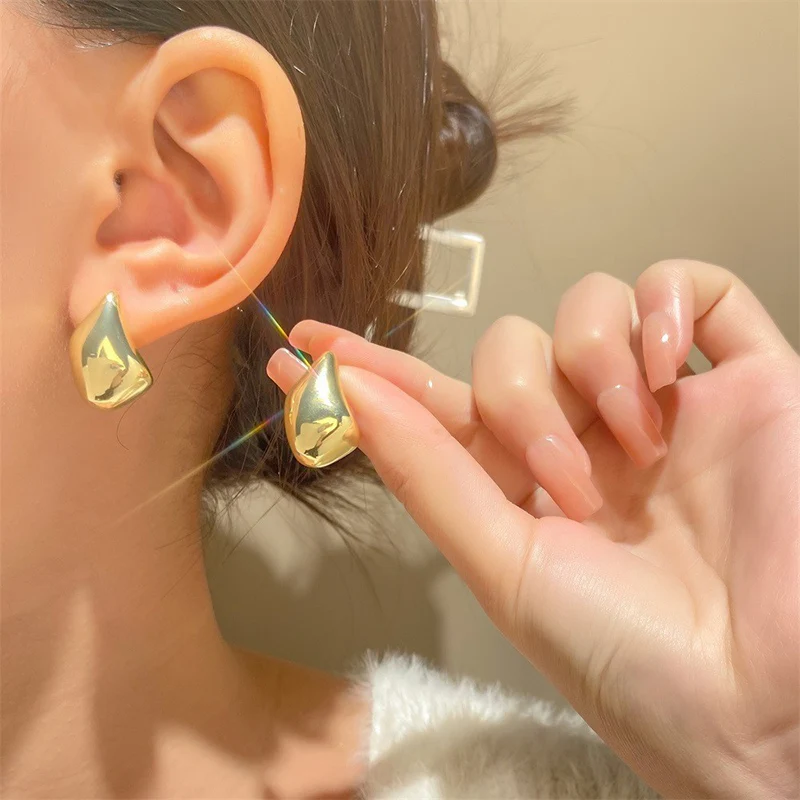 French Retro Irregular Glossy Teardrop Ear Clip Without Piercing for Women Fashion Chunky Simple Metal Earrings Jewelry Gift