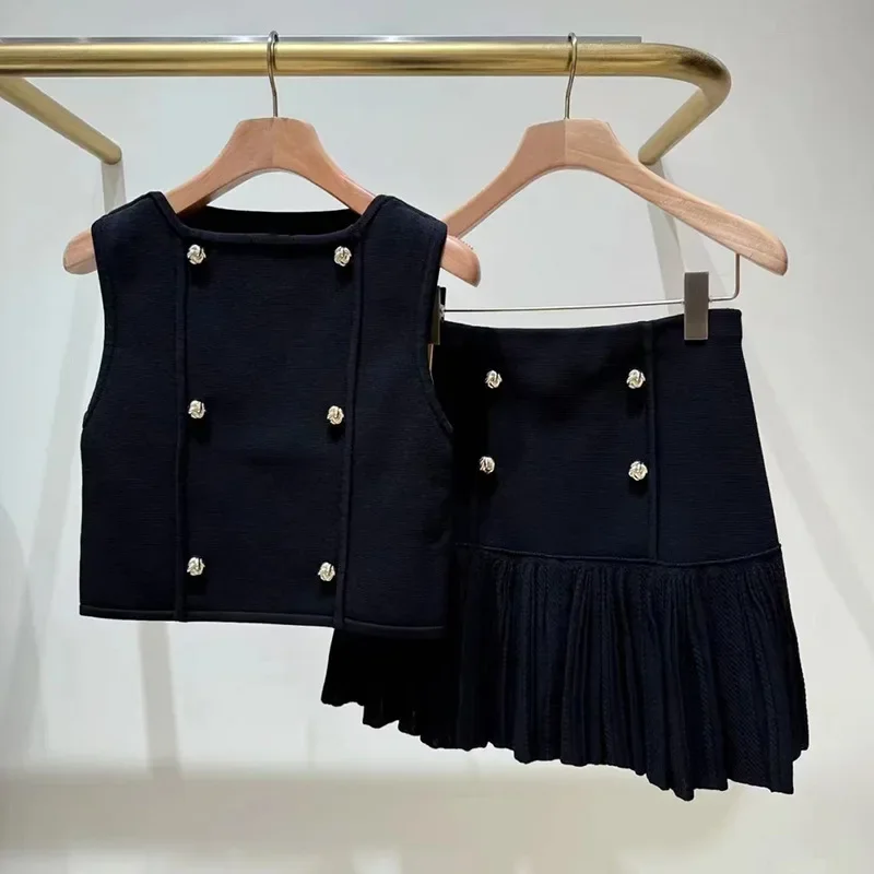 

Ранний осенний черный вязаный комплект: женский двубортный жилет и мини-юбка трапециевидной формы с высокой талией