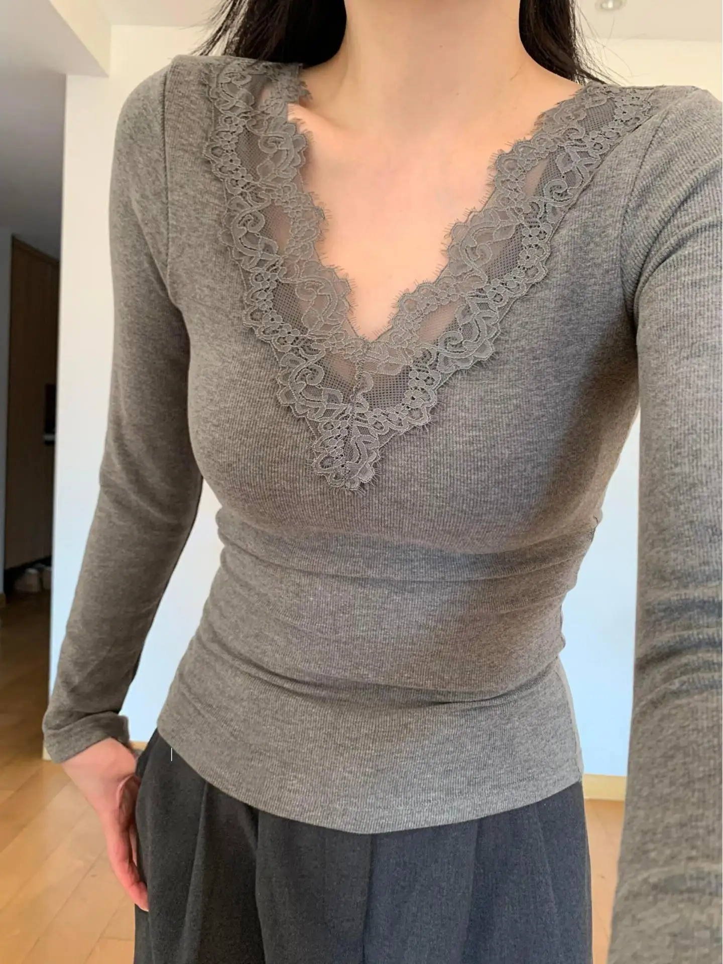 

Женский облегающий вязаный свитер с длинным рукавом, на раннюю весну, цельный, со встроенными чашечками, с кружевной отделкой, V-образный вырез, простой стиль