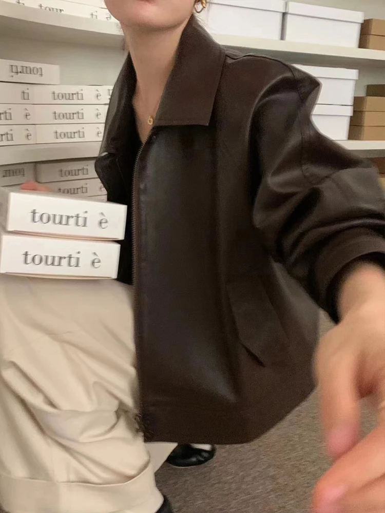 جاكيت جلدي أنيق للنساء بياقة كلاسيكية وتصميم فضفاض متعدد الاستخدامات على طراز الدراجات النارية، إصدار جديد لربيع 2024