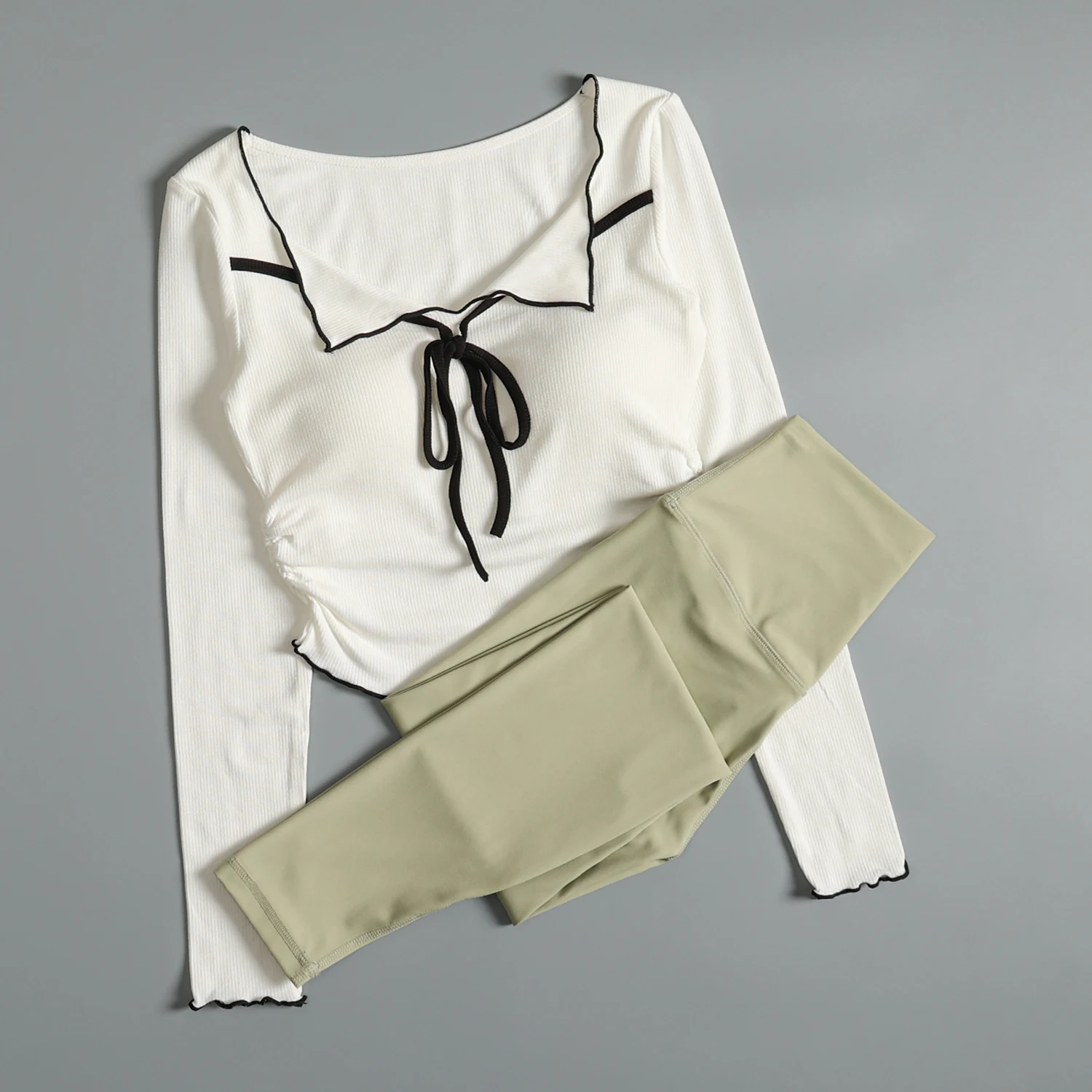 秋の女性用シニアスポーツスーツ、胸パッド付きヨガフィットネス長袖、ハイウエストヒップアップランニングサイクリングパンツ