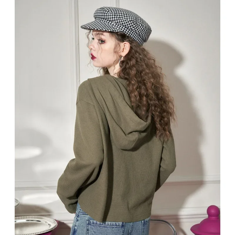 ELFSACK Women's Waffle Knit Polo T-Shirt with Pocket & Chain Detail, Casual Long Sleeve Top, Loose Fit Olive Green Tee for Daily