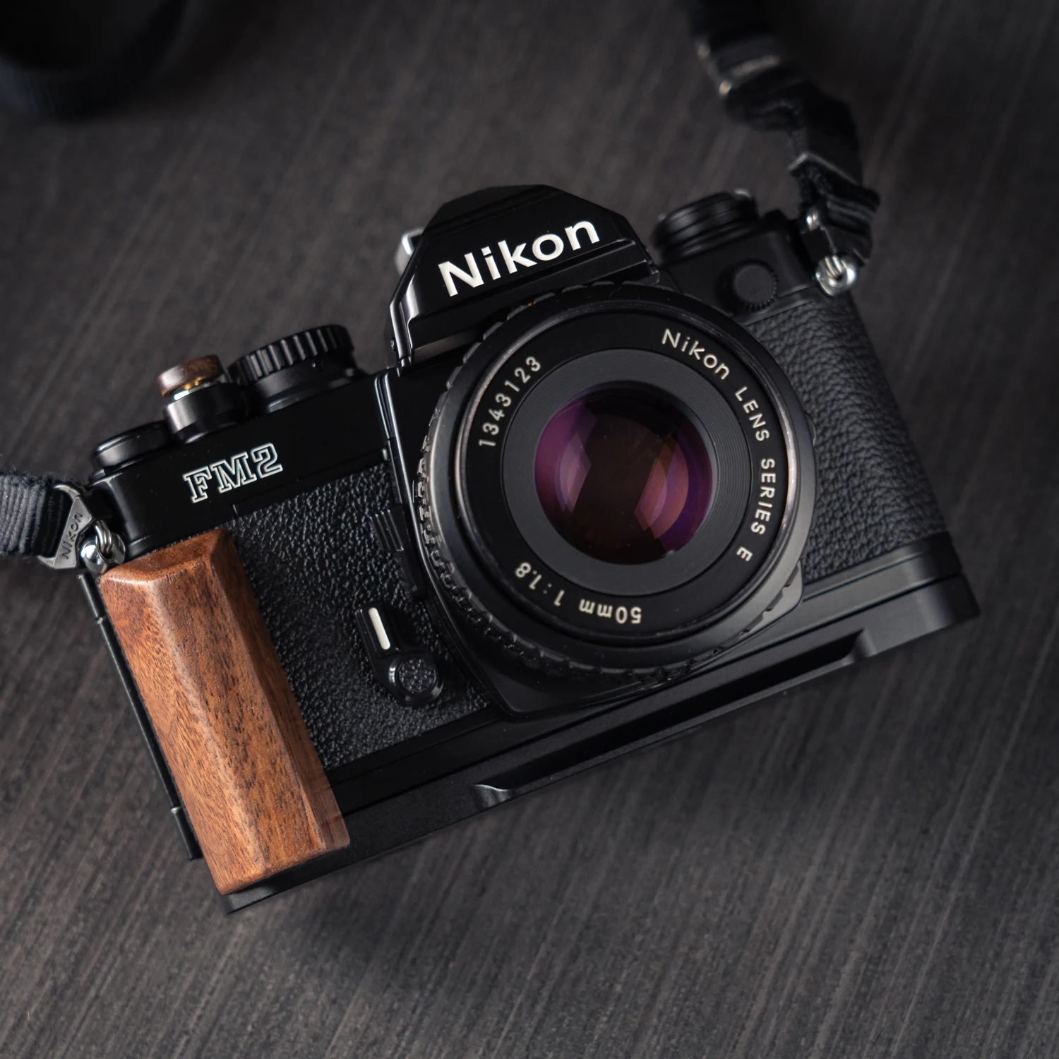 YUWOOD FM2 L-förmige Montageplatte mit Holzgriff für Nikon FM2 FM FM3A FE FE2. Integrierte Arca-Swiss-Schnellwechselplatte – Detail 9