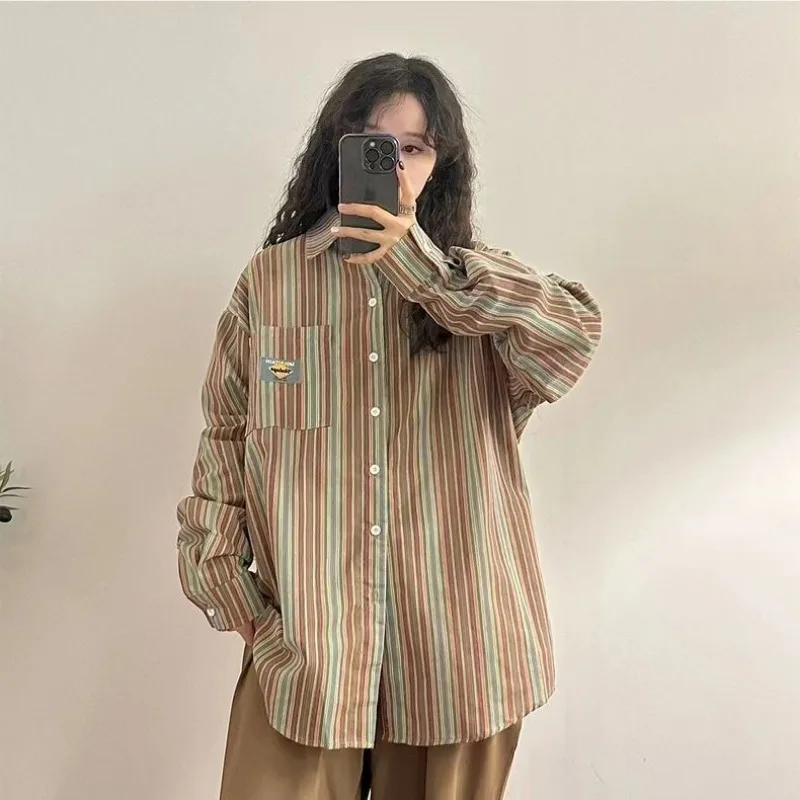 

Женская рубашка оверсайз в разноцветную полоску с длинным рукавом, на пуговицах, с аппликацией