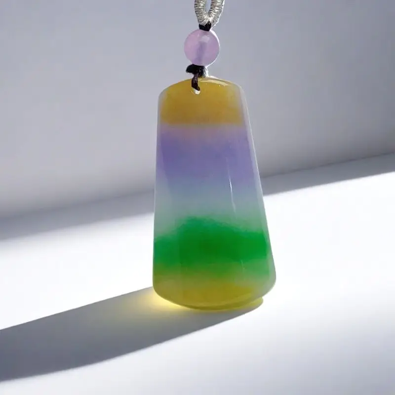 

Нефритовое клейкое семя, трехцветное сейфное брендовое кольцо, серьги, колье.