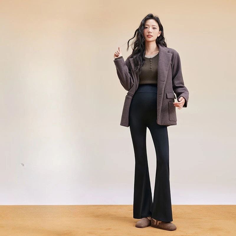 Pregnant women wearing slightly flared pants can look slimmer and lift the buttocks