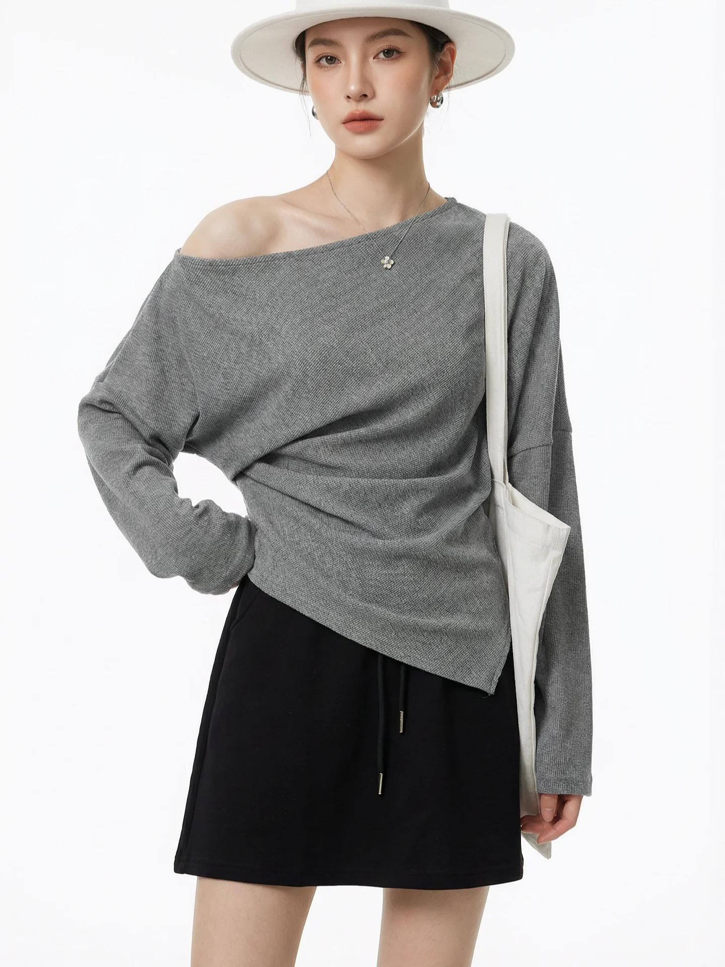 

Женский свитшот свободного кроя с асимметричным вырезом на плече, эффектом утяжки на талии и длинными рукавами