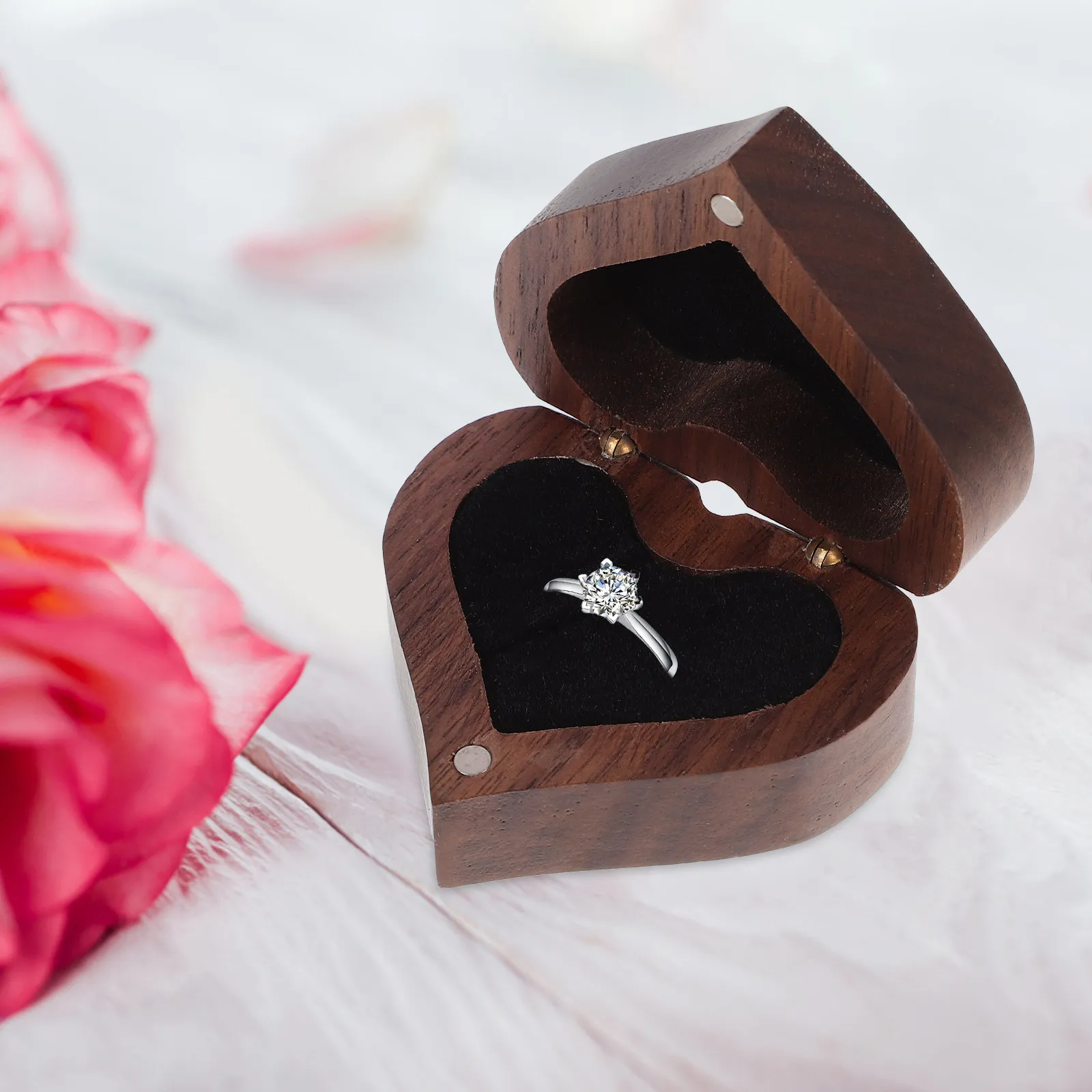 

Коробка для кольца в форме сердца: Элегантная деревянная шкатулка ручной работы для хранения и демонстрации обручальных колец, подарков на свадьбу и предложений руки и сердца