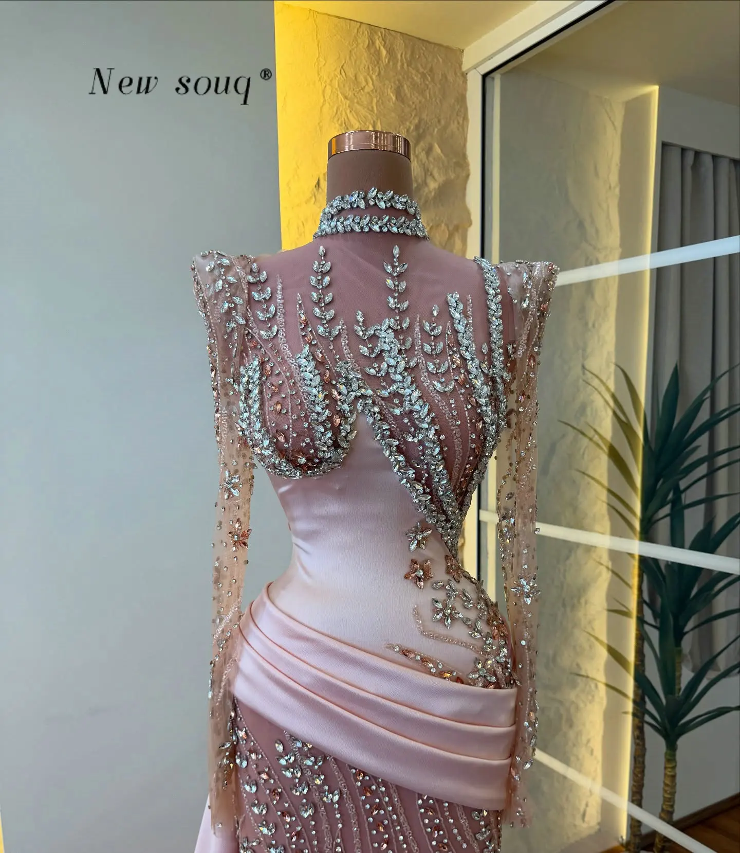 فساتين سهرة وردية برقبة عالية وأكمام طويلة مع كريستالات فضية مخصصة للمناسبات الرسمية العربية لحفلات الزفاف