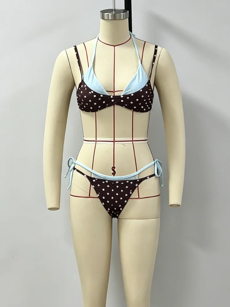 Zestaw bikini z elementami w kropki, brązowo-białe wstawki, trójkątne miseczki, stanik wiązany na szyi, szorty z niskim stanem, seksowny zestaw plażowy, popularny w 2026 roku.