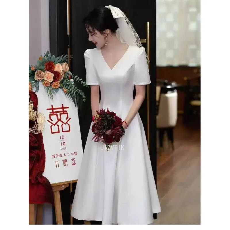 فساتين زفاف ميدي خفيفة بسيطة للنساء برقبة على شكل حرف V فساتين سهرة رسمية أنيقة بيضاء ناعمة من الساتان صور تبادل لاطلاق النار فستان الزفاف