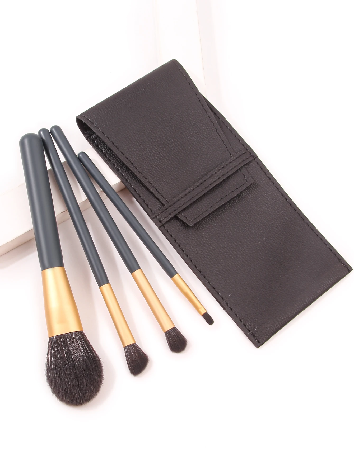 

5PCS Portable 4 makeup brushes Soft Bristles Free Brush eyeshadow concealer Set Black leather makeup brush storage bag