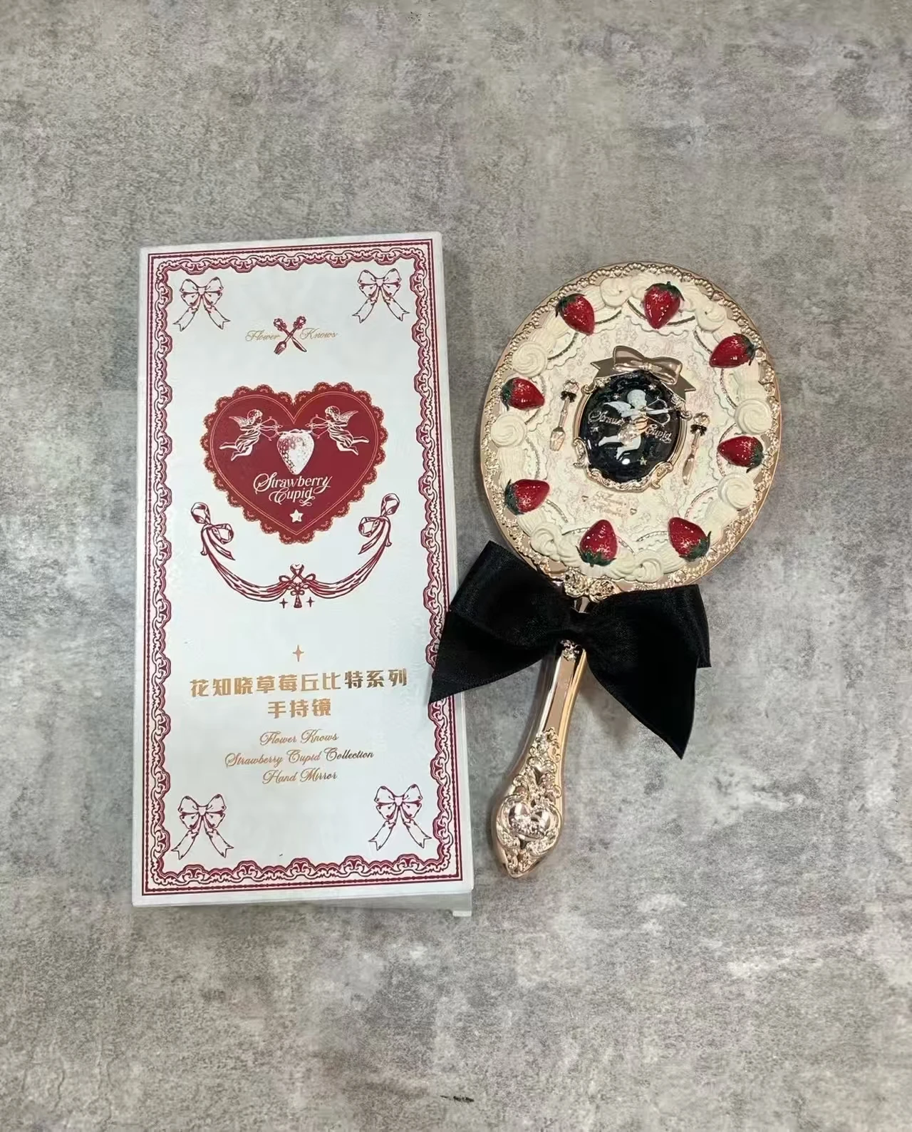 

Зеркало для макияжа Flower Knows Strawberry Cupid Series, портативное