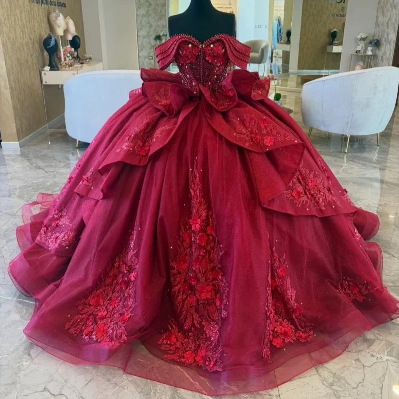

Бордовое платье для квинсеаньеры с открытыми плечами, блестящими 3D цветочными аппликациями, многослойной отделкой, длинным шлейфом и бантом, платья для 15-летия. ﻿ Настройте на свой вкус