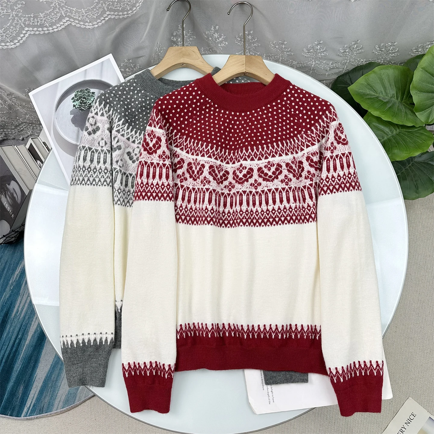 

Привлекательный женский вязаный свитер нового зимнего стиля 2025 года с круглым вырезом, мягкий, уютный, с красной вышивкой, теплый и комфортный