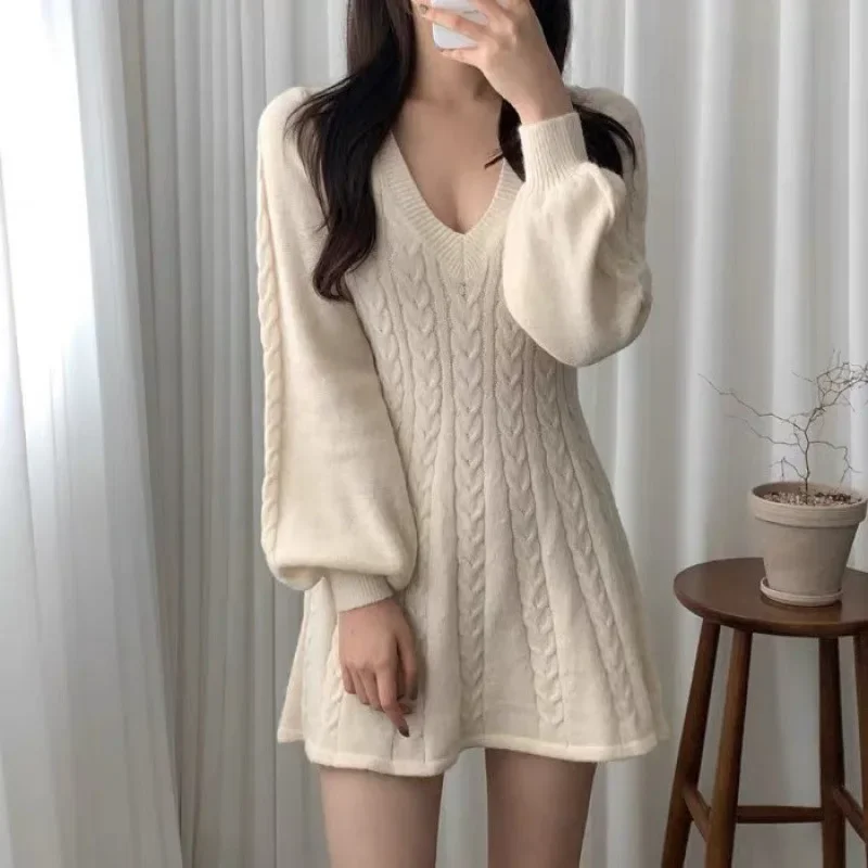 Autumn and winter retro Fried Dough Twists V-neck waist small lantern sleeve A-line knitting sweater dress for women