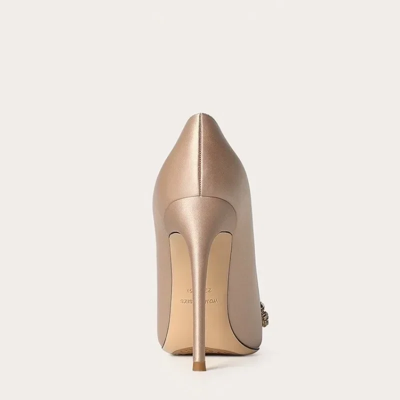 أحذية نسائية جديدة رائجة البيع بلون واحد لعام 2025 بمقدمة مدببة وكعب ستيليتو وأحذية سهلة الارتداء مع زخرفة فيونكة من حجر الراين #5