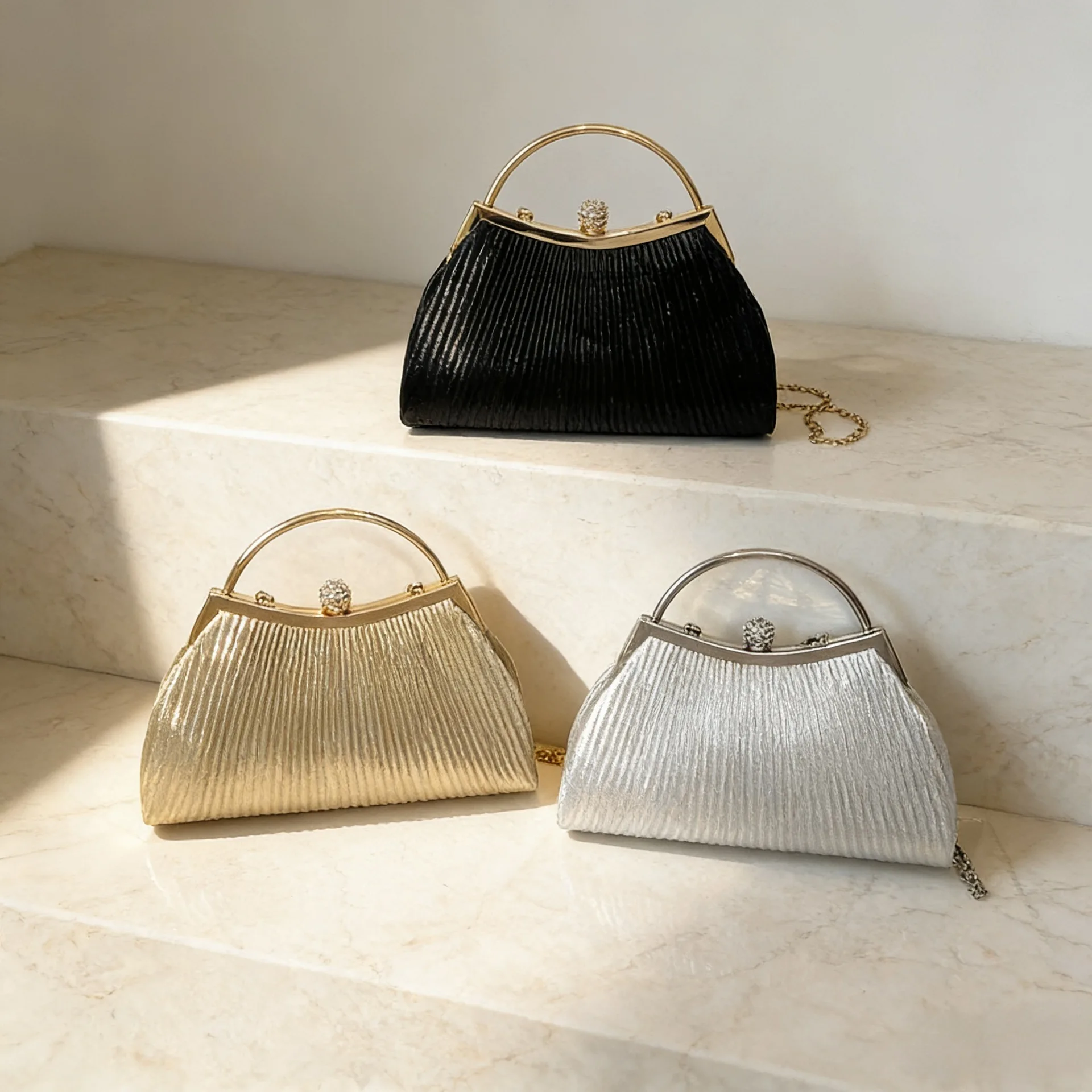 

Легкая роскошная женская вечерняя сумка с бриллиантами, плиссированная, для вечеринок и торжественных мероприятий.