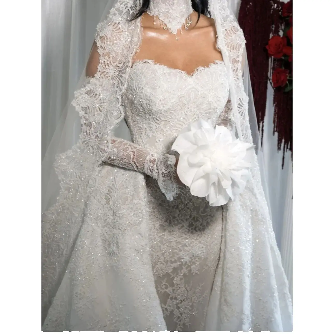 Romantisches Meerjungfrau-Brautkleid mit Spitze, Trägerloses Etuikleid mit Dekoration, Brautkleid mit Abnehmbarer Schleppe, Maßanfertigung