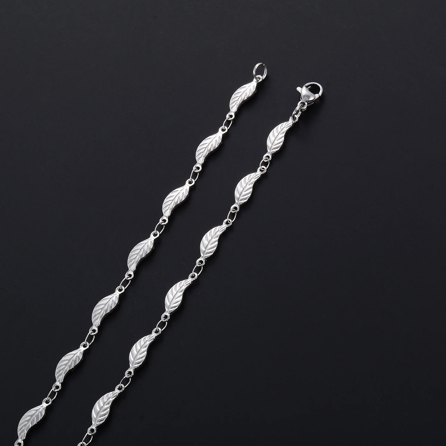 Halskette aus Edelstahl mit geprägten Blättern, versilberte Choker-Metallkette für Frauen und Mädchen – Detail 5