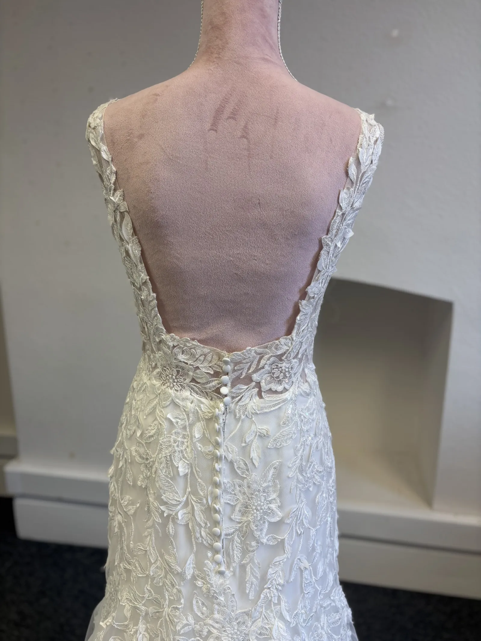 Suknie ślubne damskie na zamówienie, białe, eleganckie, romantyczne, model 2026, z kwadratowym dekoltem, aplikacjami, koronkowym tyłem i odkrytymi plecami.