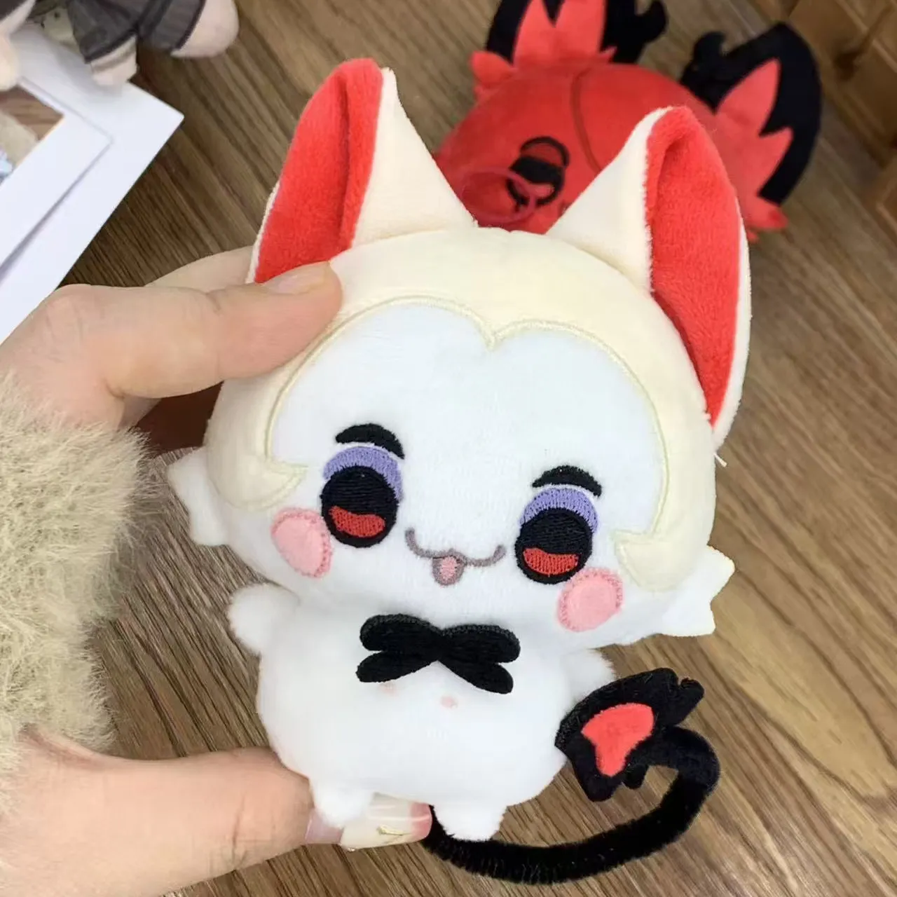 10cm Niedliche Anime Hazbin Hotel Lucifer Alastor Plüschfigur Stofftier Lucifer Plüsch-Anhänger Schlüsselanhänger Puppe Geburtstags- und Weihnachtsgeschenke