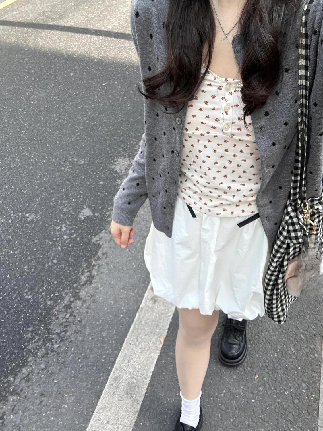 Krótki sweter damski w stylu Y2K, japoński vintage, dzianinowy, z długim rękawem, dekolt okrągły, casualowy, z ozdobnymi kropkami, dopasowany, zapinany na guziki, retro odzież damska.