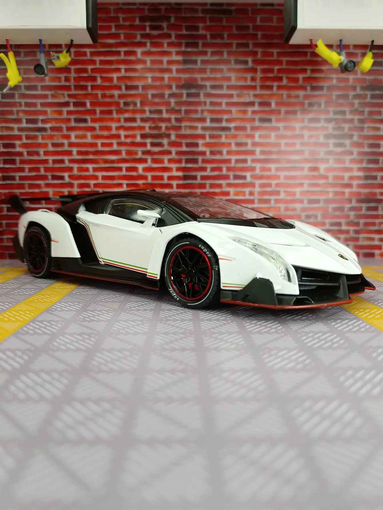 1:24 super sports car alloy car model the doors can be opened has simulated sound and lighting functions good quality