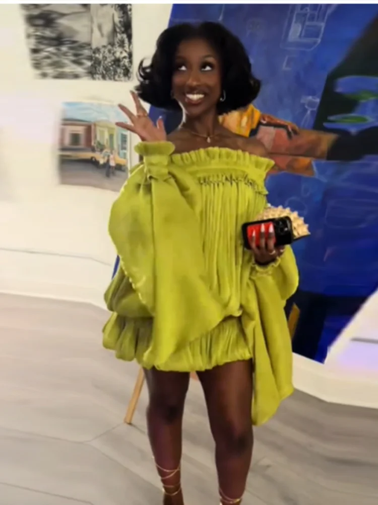 Vestido Mini Plissado Verde Limão Ousado e Moderno com Ombro a Ombro para Mulheres, Elegante com Manga Longa Evasê e Bainha Bufante com Babados, Vestido de Festa