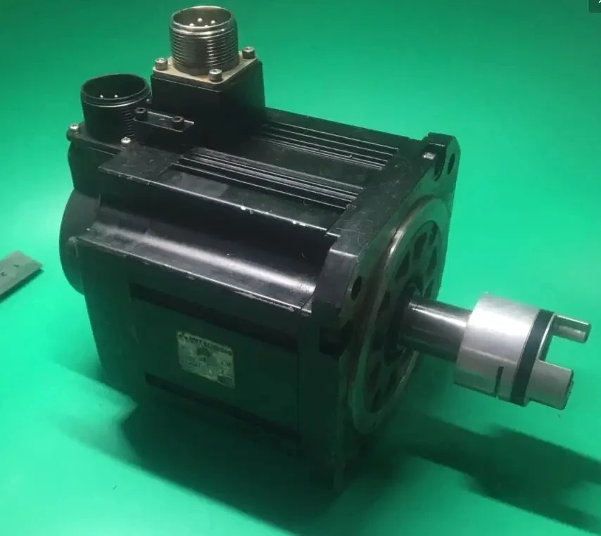 HF153S   servo  motor  ,  In good working condition, free shipping  a