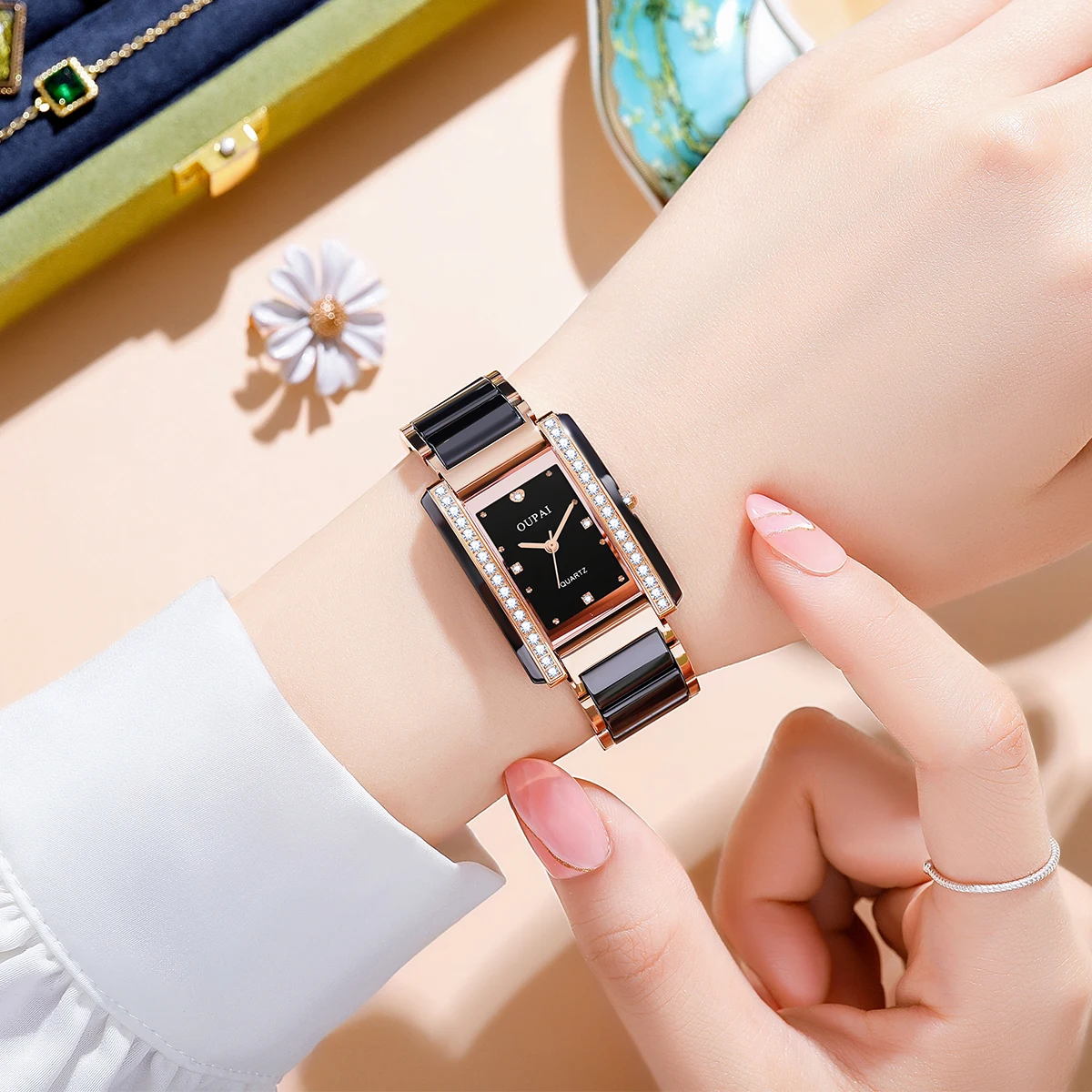 ساعة Oupai مستطيلة للنساء سوار أسود من حجر الراين كوارتز حركة عصرية وبسيطة ساعة يد رائعة مقاومة للماء