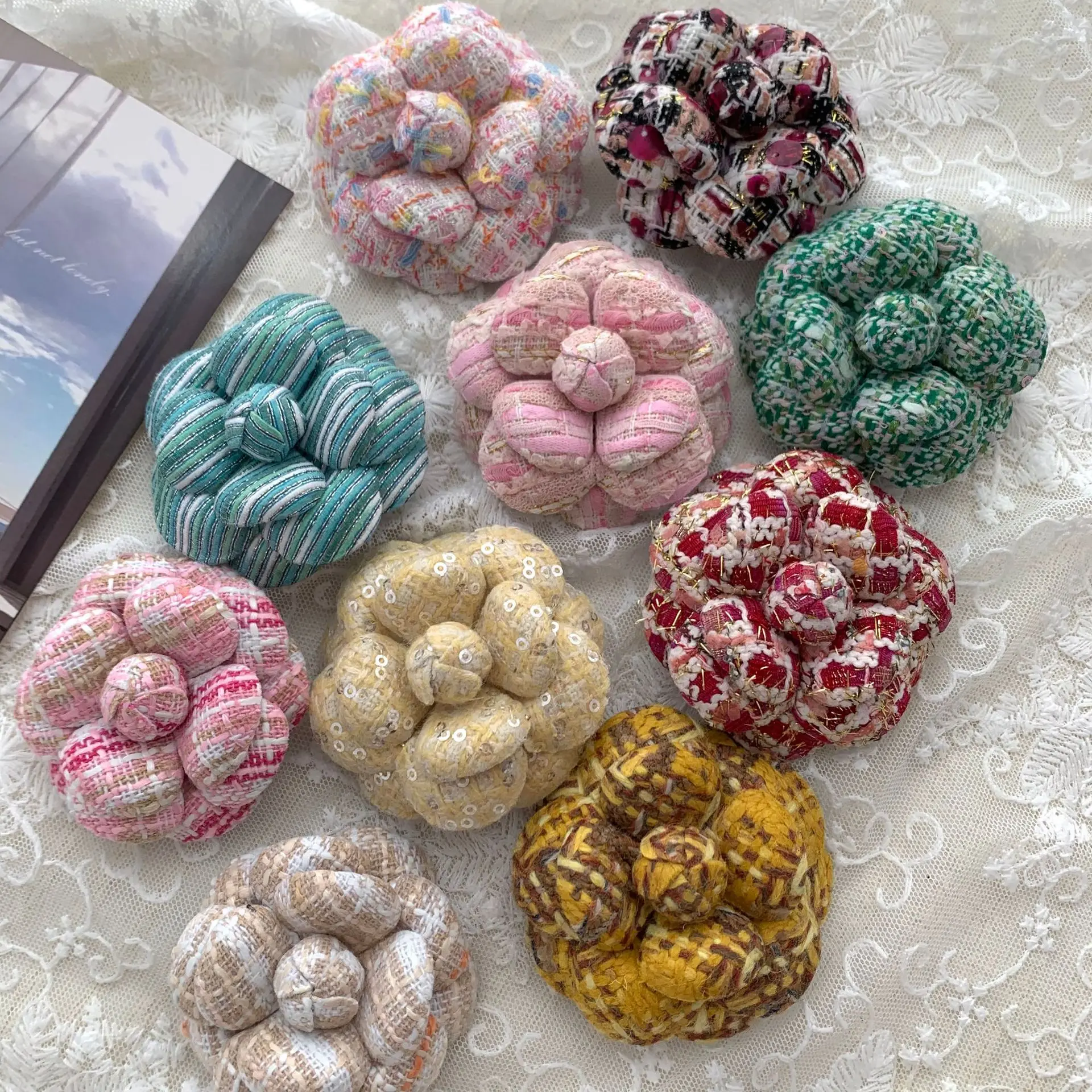 Neue 7 cm Stoff Kamelie Blume Broschen Pins für Frauen Elegante Mode Corsage Anzug Mantel Hochzeit Schmuck Zubehör Geschenke