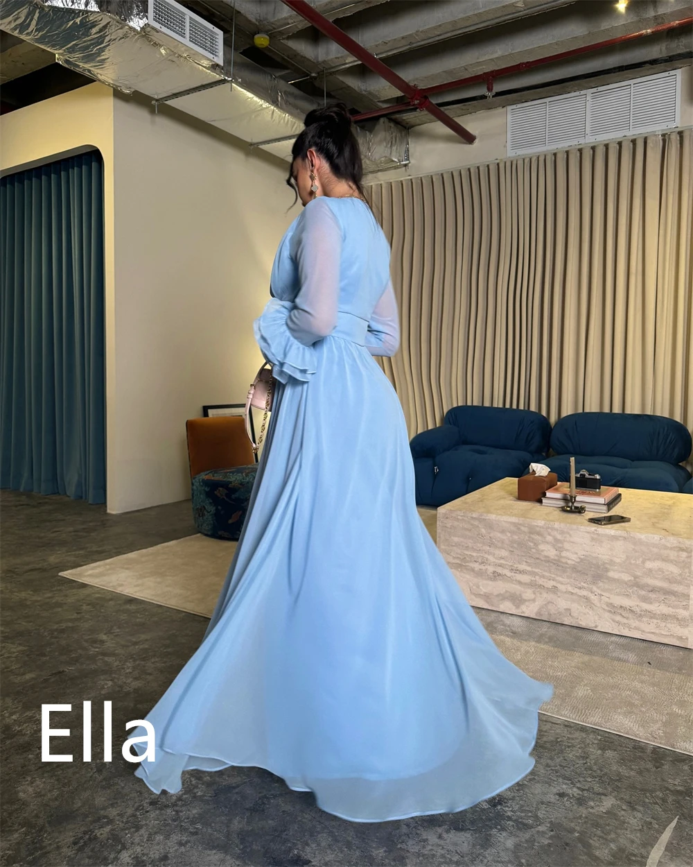 فستان سهرة شيفون أزرق رائع مخصص رسمي برقبة على شكل حرف v وأكمام طويلة وكشكشة متدرجة سويب تراين مناسبة مخصصة