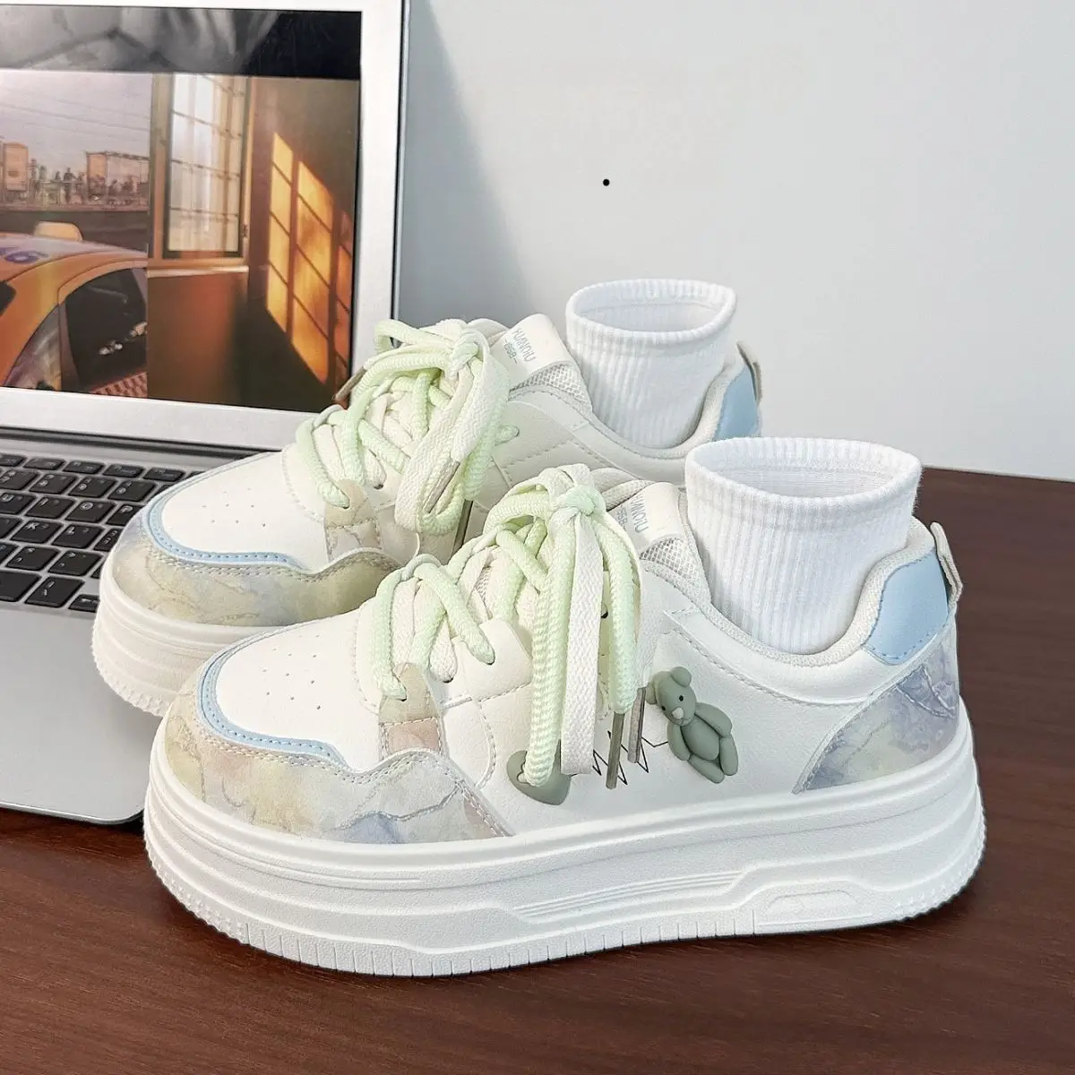 Niche Design Dopamine Women's 2025 New Autumn Campus White Sneakers Versatile Student Bread Loafers All Match Skateboard Shoes