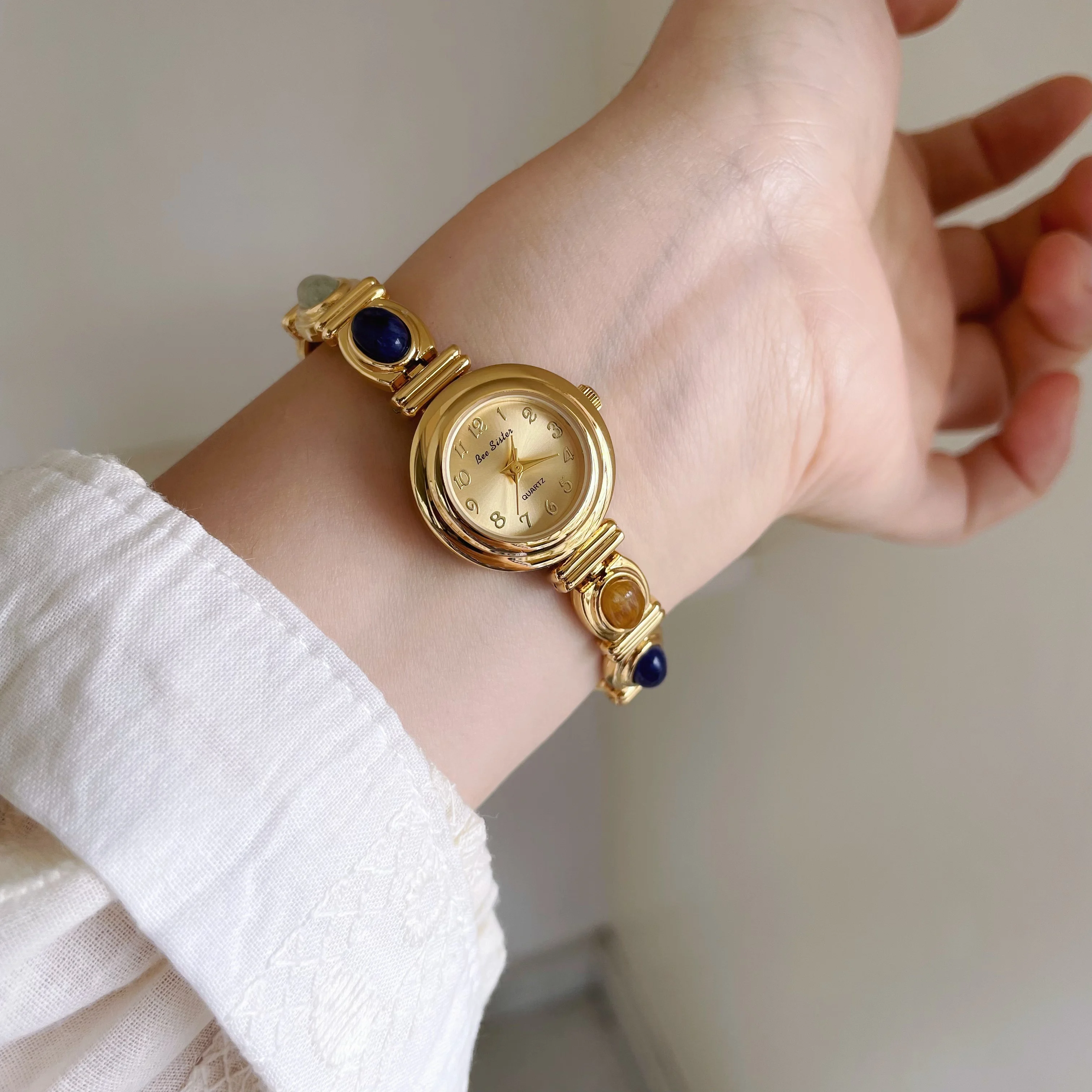 ساعة يد نسائية أنيقة كلاسيكية وأنيقة على الطراز العتيق مينا حجرية ملونة ساعة ذهبية صغيرة ساعة كوارتز على شكل سوار نسائي #1