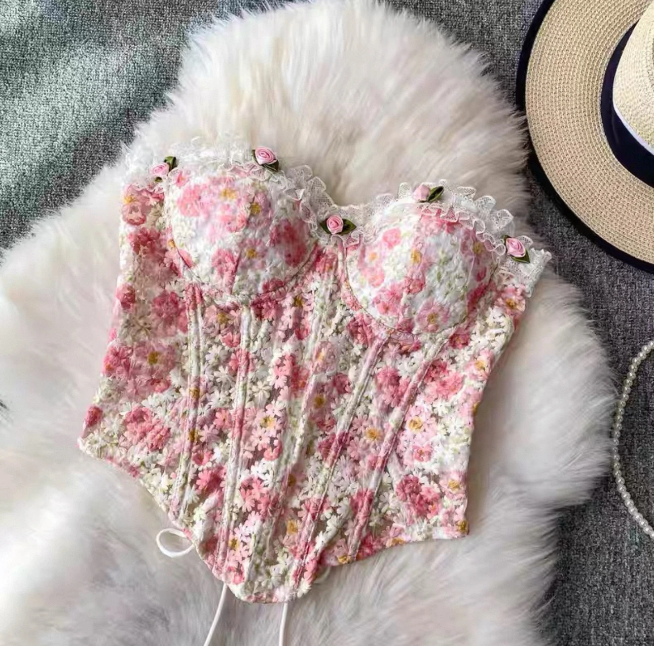 

Sweet lace embroidered floral tube top corset, cute, elegant and fashionable, perfect for a romantic wedding or banquet.