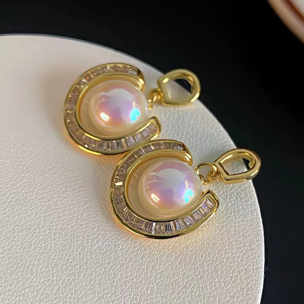 

Japanese and Korean fashionable women's earrings. Unique design circular metal pendant, fashionable and charming women's earring