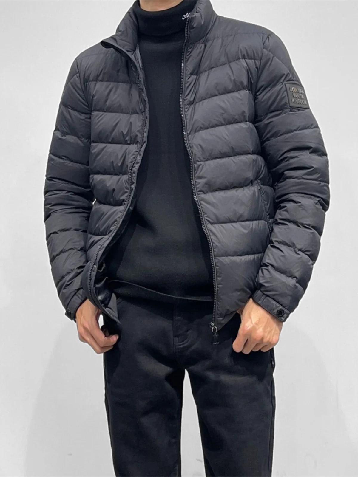 

DOLCA HOMME Men's Fashion Urban Style down Jacket Pure Black Lightweight White Duck down Filling Stand Collar Warm Coat