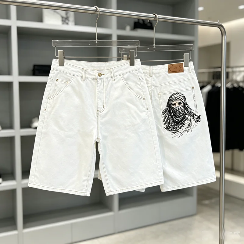 

New DERSCHUTZE White Casual Shorts Abstract Mask Portrait Embroidery Back Pocket Retro Street Knee Length Shorts