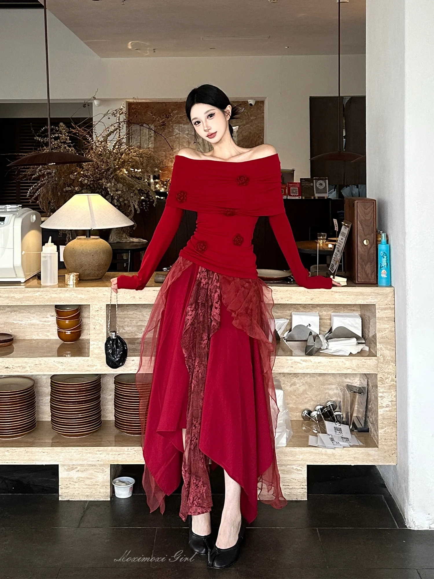 

Романтический вязаный топ на одно плечо с новогодним дизайном, юбка с красным цветочным узором, облегающий крой