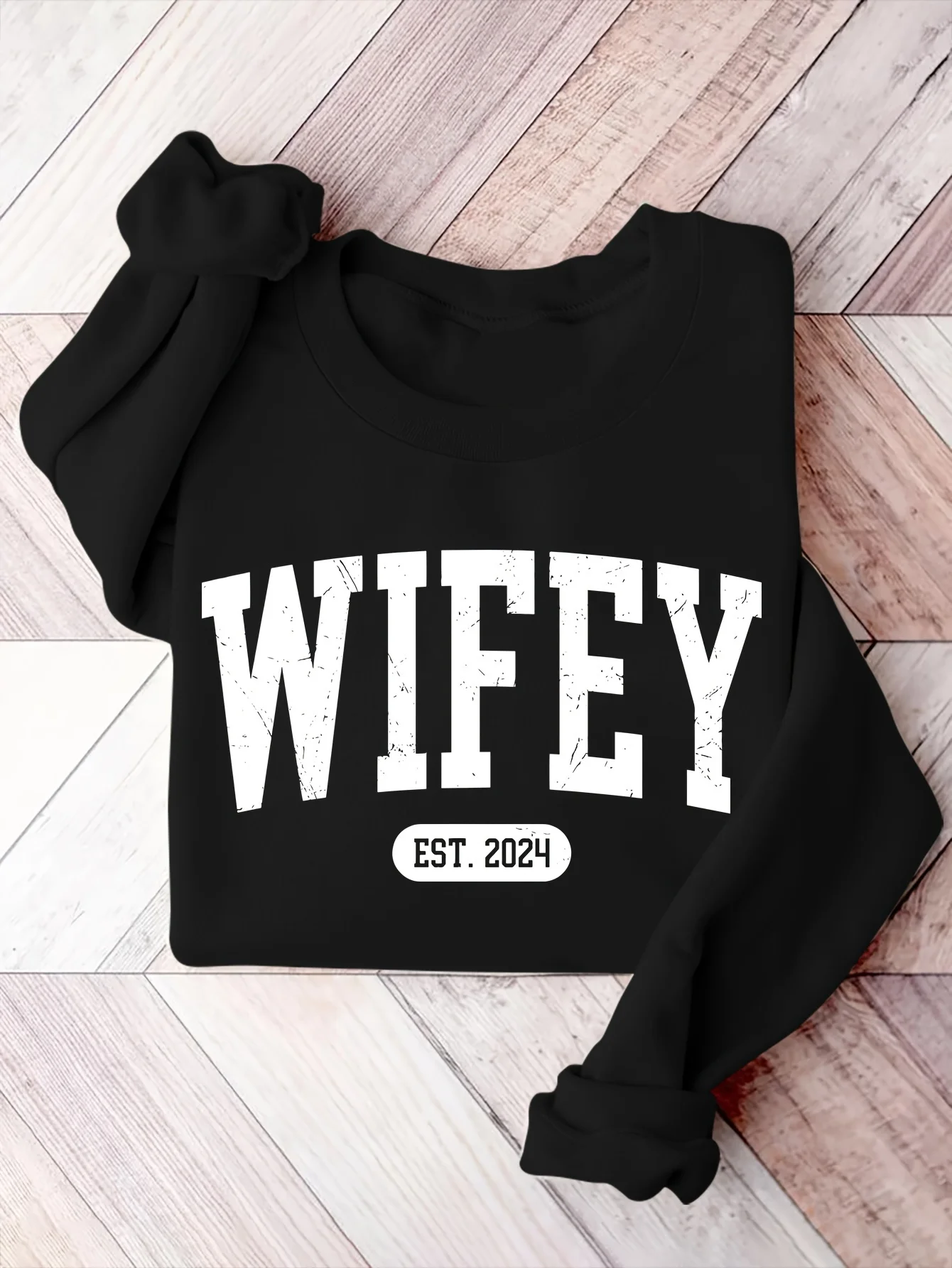 سويت شيرت نسائي كاجوال برقبة دائرية مع "WIFEY EST. طباعة حروف 2021 بوصة، بلوفر بأكمام طويلة لخريف وشتاء