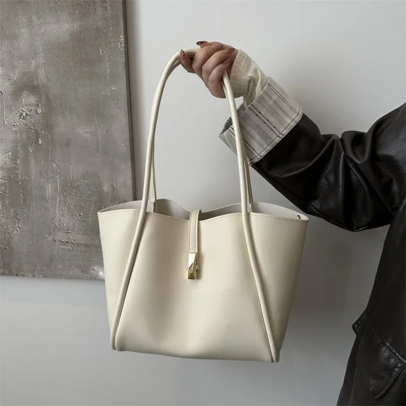 

Stylish Casual Messenger Bag for Active Women Commute Proof Large Capacity Waterproof Solid Color Trendy