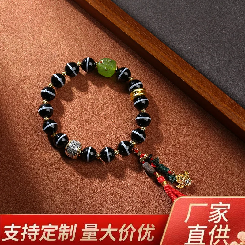 

Браслет из одножильных бусин агата в тибетском стиле с серебряными вставками.