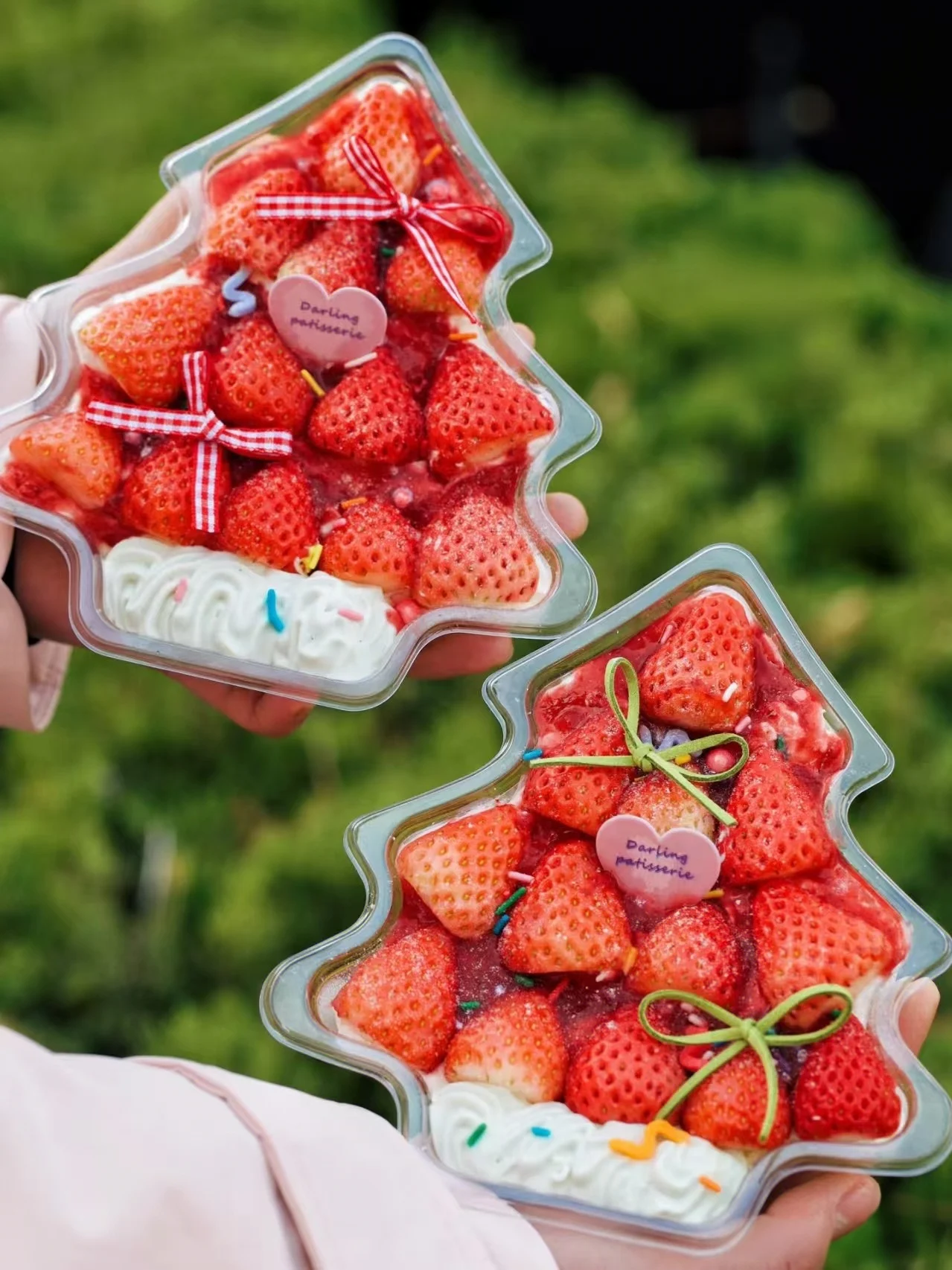 透明なクリスマスツリー型のケーキ包装箱、イチゴとピスタチオのデザイン、キッチンベーキング用品、デザートボックス