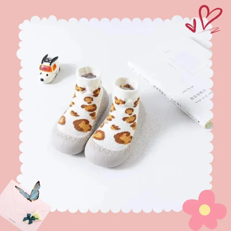 夏の新小さなバッグヘッド漫画ミッドチューブ靴下靴ベビー屋内ソフトソール滑り止め幼児の靴衝突防止足
