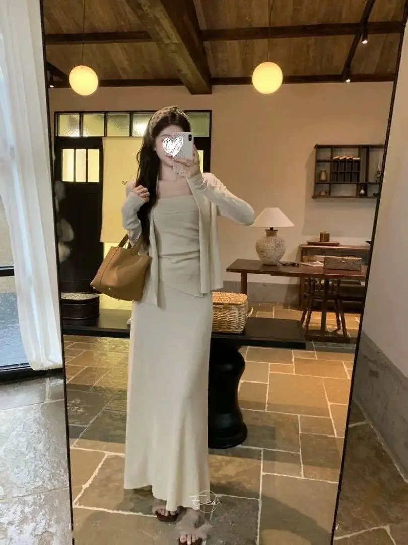 

Женский комплект: нежный топ с асимметричными бретелями, кардиган с длинными рукавами, юбка с высокой талией и юбка-рыбий хвост, комплект из двух предметов